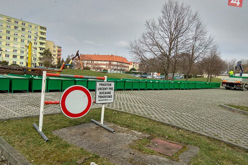 Ilustračný obrázok k článku Rekonštrukcia tržnice v Zámkoch sa natiahne: Dočasné trhovisko je rozšírené