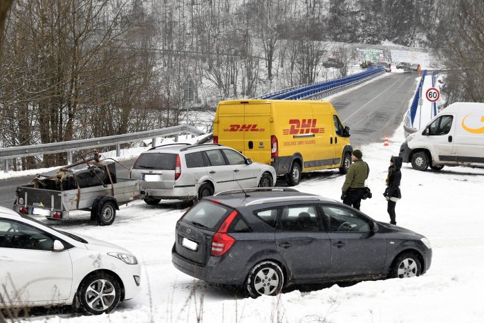 Ilustračný obrázok k článku Most cez Ružín na hodinu úplne uzavreli: Takto to tam vyzeralo, FOTO