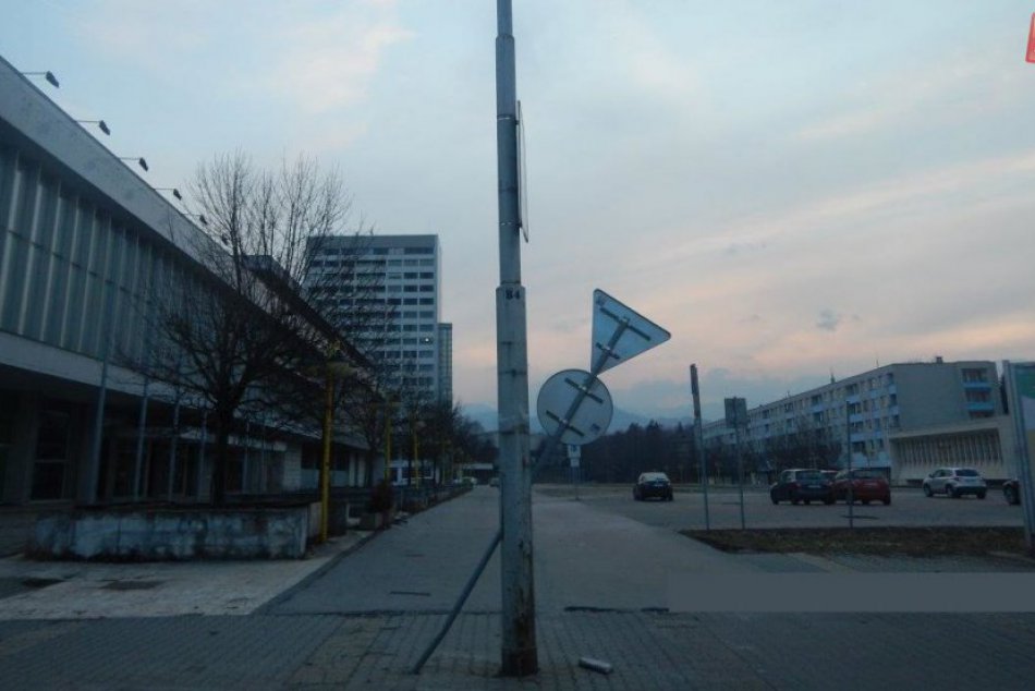 Ilustračný obrázok k článku FOTO: Nehoda na Námestí Slobody. Vodič po náraze pokračoval v jazde a tým to neskončilo