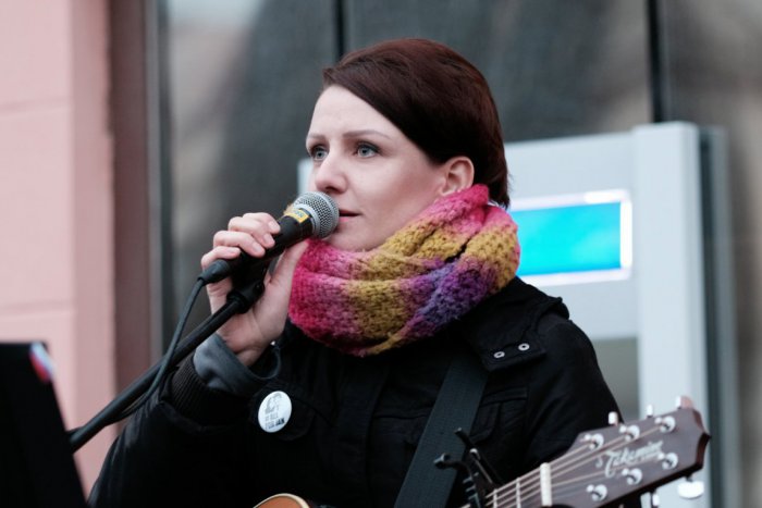 Ilustračný obrázok k článku Spievala na proteste a ľudia začali štrngať kľúčmi: Viktória Olejárová v rozhovore