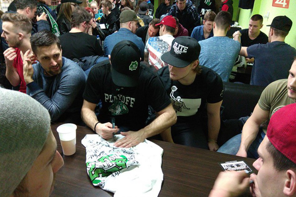 Ilustračný obrázok k článku Hokejisti Zámkov sa lúčili s fanúšikmi: Tréner hodnotí sezónu ako úspešnú, FOTO