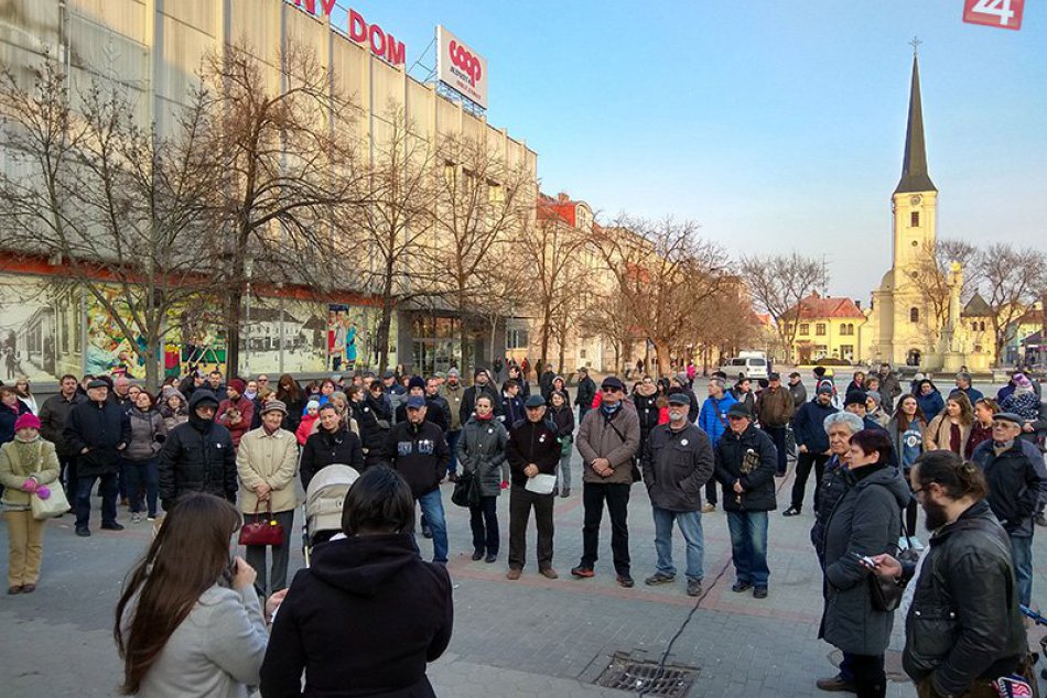 Ilustračný obrázok k článku Za slušné Slovensko tretíkrát: V Nových Zámkoch sa stretla asi stovka účastníkov, FOTO