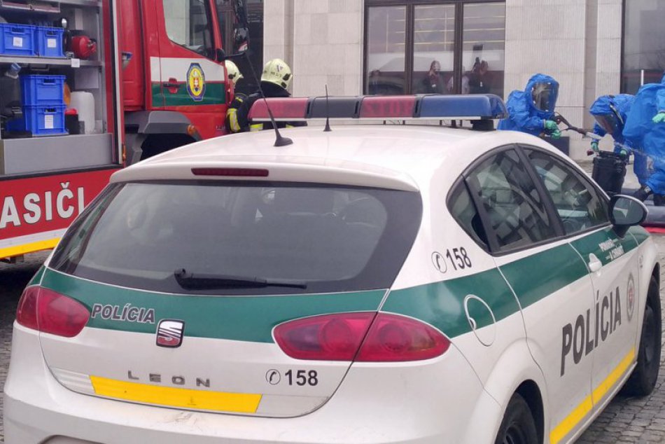 Ilustračný obrázok k článku Vstup do budovy NR SR uzavreli: Aktivista tam vysypal biely prášok