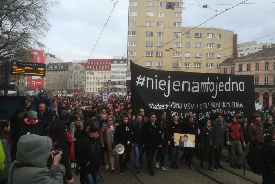 Ilustračný obrázok k článku FOTO: Do ulíc vyšli študenti a slušní ľudia. Tichým pochodom vyjadrili úctu Jánovi a Martine