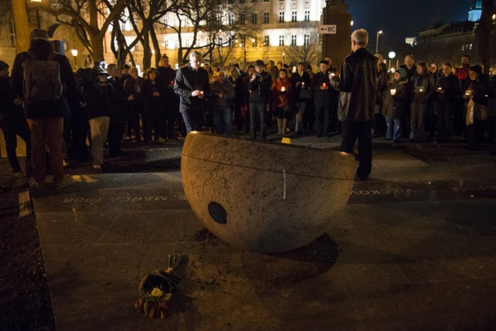 Ilustračný obrázok k článku Na Hviezdoslavovom námestí si zaspomíname na Sviečkovú manifestáciu