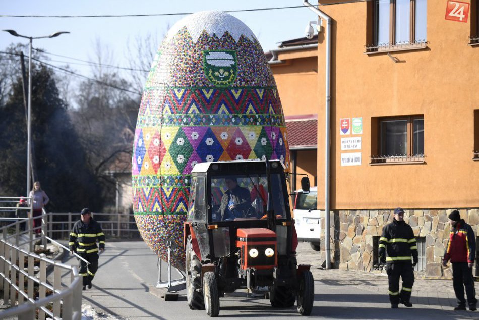 Ilustračný obrázok k článku Námestie tejto obce zdobí najväčšia kraslica na Slovensku: Patrí jej rekord, FOTO