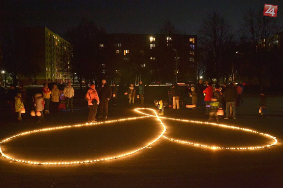 Ilustračný obrázok k článku V Michalovciach vypli verejné osvetlenie: Vytvorili aj takéto srdce zo sviečok, FOTO