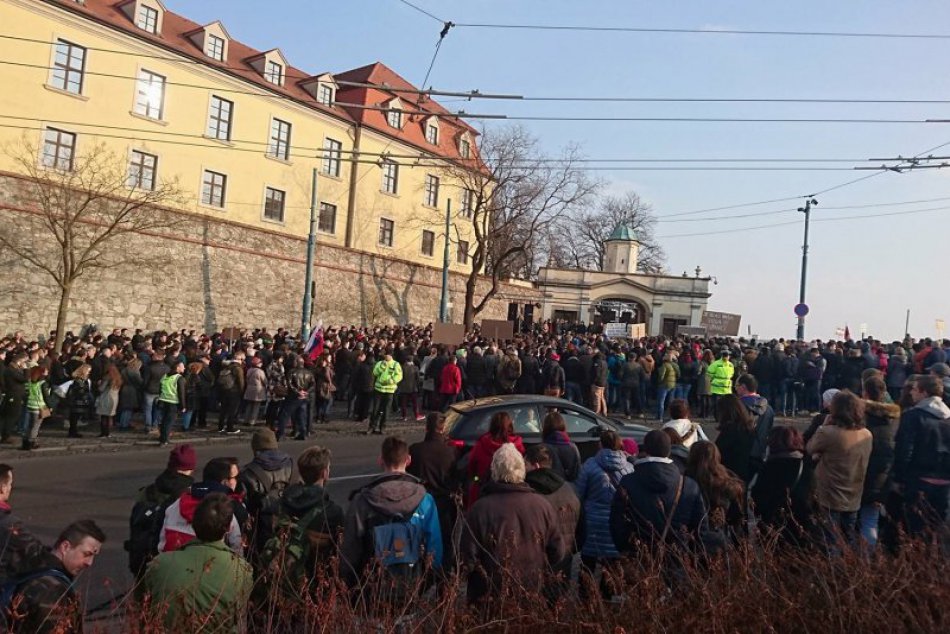 Ilustračný obrázok k článku Ľudia pred NR SR demonštrovali proti vysloveniu dôvery vláde P. Pellegriniho