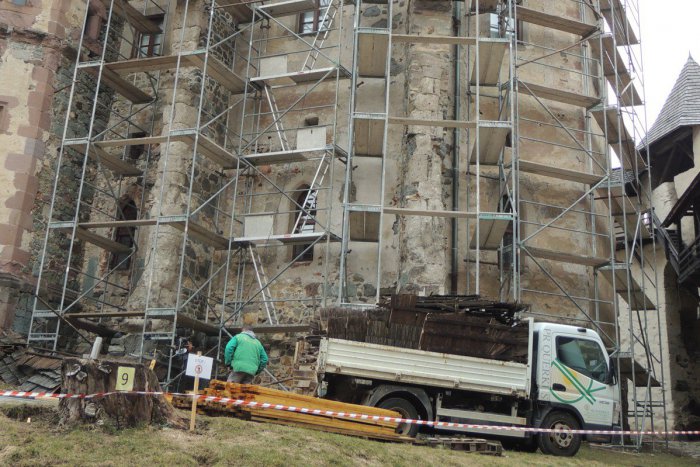 Ilustračný obrázok k článku Starý zámok zakrylo lešenie: Na rade sú ďalšie štiavnické domimanty