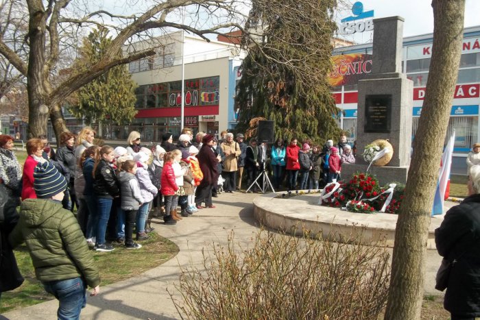 Ilustračný obrázok k článku FOTO. Šaľania si uctili osloboditeľov: Zišli sa pri pamätníku na Hlavnej ulici