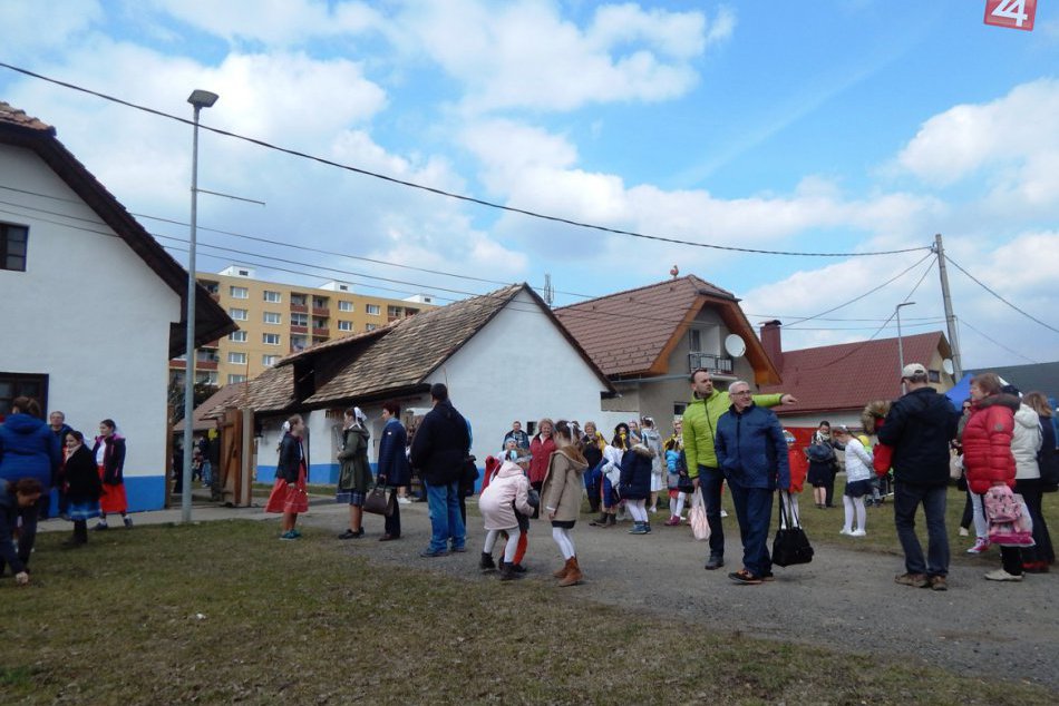 Ilustračný obrázok k článku Žiarske stavanie mája inak: Živé zvieratá aj starodávny košíkový kolotoč