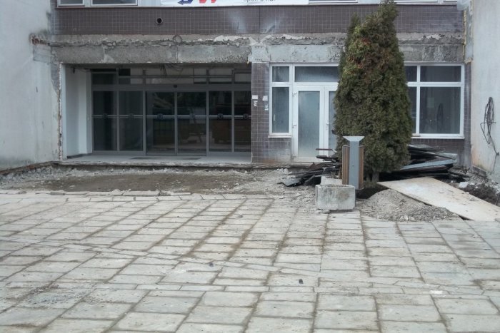 Ilustračný obrázok k článku Mestský úrad v Šali mení tvár: Práce pokročili vnútri aj navonok, FOTO