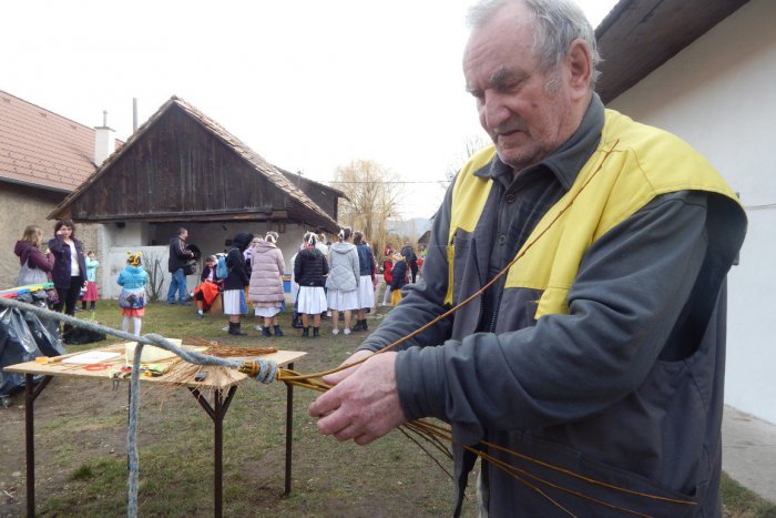 Ilustračný obrázok k článku Povinná výbava šibača: Anton (71) z Brehov vykúzli korbáč za pár minút, FOTO