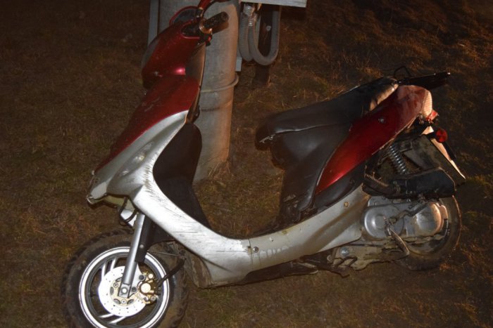 Ilustračný obrázok k článku Chlapec (16) neďaleko Prešova jazdil ako nevodič: Spadol zo skútra a zaspal na ceste!