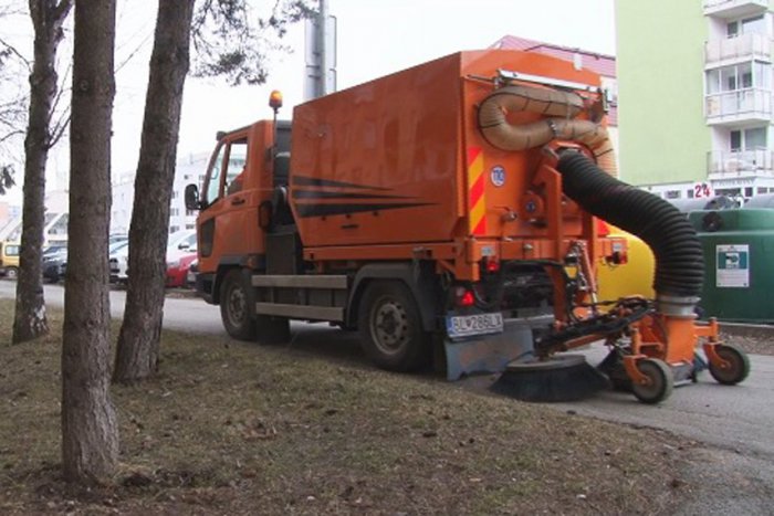 Ilustračný obrázok k článku Je po zime: SMK začala s čistením mestských ciest a chodníkov