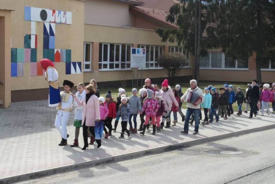 Ilustračný obrázok k článku FOTO: Skončila horiaca v potoku. Takto sa v Revúcej vynášala Morena