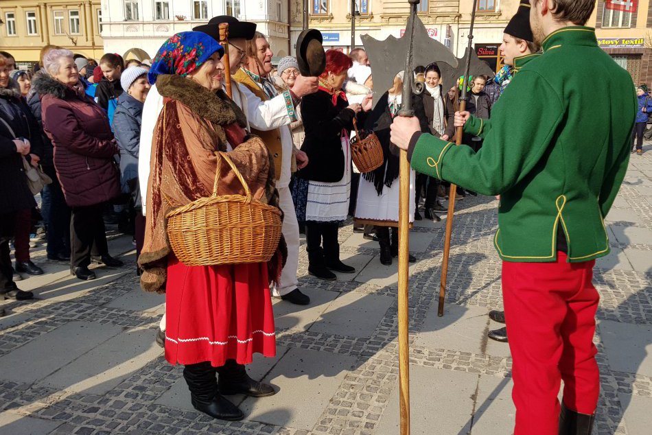 Ilustračný obrázok k článku Mikulášske centrum sa vrátilo do minulosti: Na námestí čítali Liptovské žiadosti