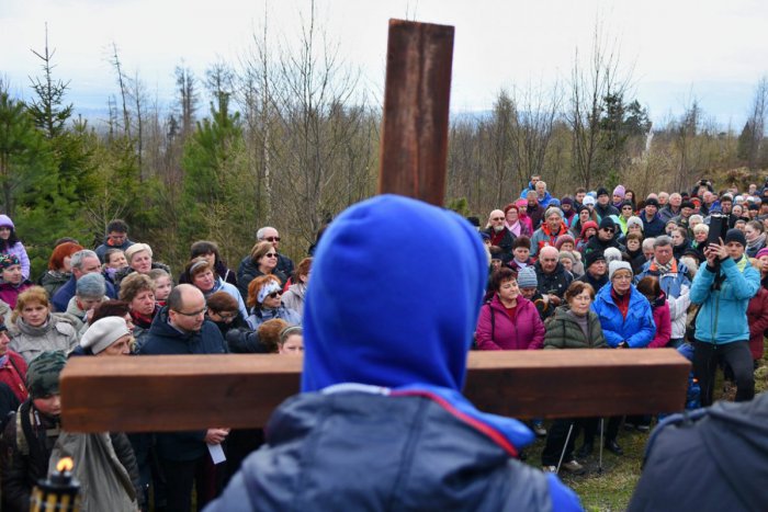 Ilustračný obrázok k článku Krížová cesta ulicami Nitry: Veriaci z celého regiónu vyšli na Kalváriu