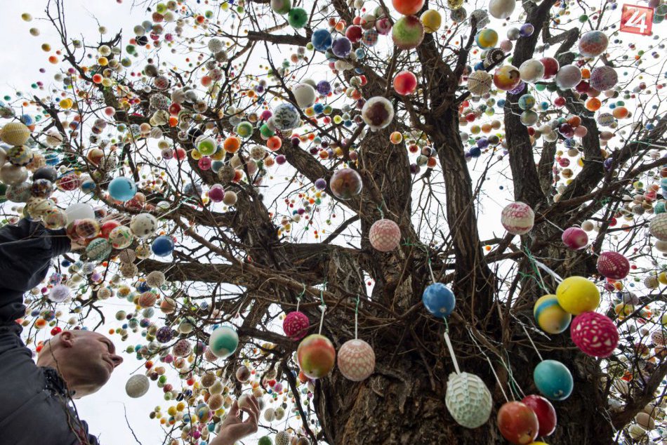 Ilustračný obrázok k článku KURIOZITA DŇA: V Nemeckom meste vyzdobili agát 10-tisíc kraslicami