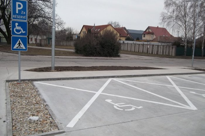 Ilustračný obrázok k článku Do šalianskej polikliniky investujú desiatky tisíc: Pokračovať budú strechou, FOTO