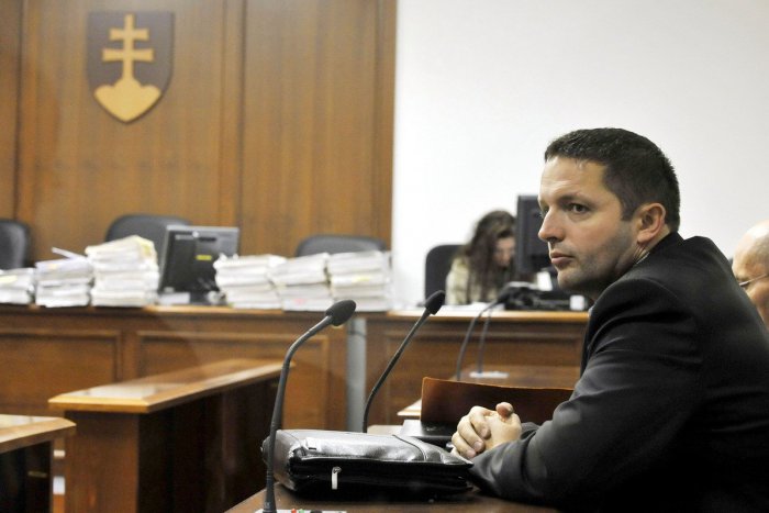 Ilustračný obrázok k článku Dávida Brtvu odviedla polícia spred budovy súdu v Trnave: Mal sa zúčastniť pojednávania