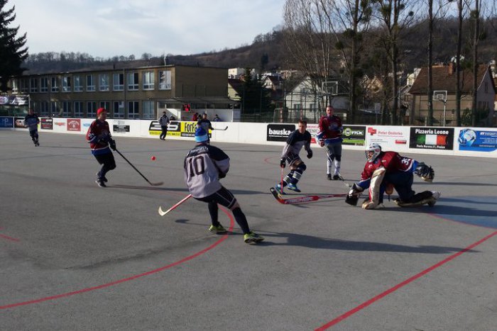 Ilustračný obrázok k článku Kto smeruje do play off? V Prešovskej hokejbalovej lige je o postupujúcich rozhodnuté