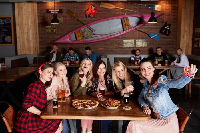 Ilustračný obrázok k článku Vymeň mobil za pivo! Český pivovar bojuje proti závislosti od smartfónov