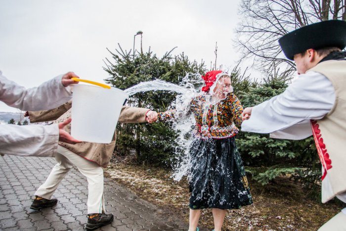 Ilustračný obrázok k článku V Mikuláši na tradície nezabudli: Pozrite si ako sa šibalo v našom meste! FOTO