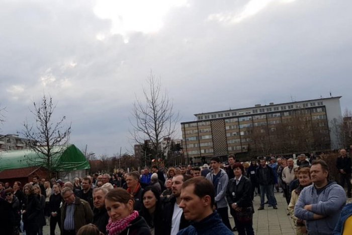 Ilustračný obrázok k článku FOTO: Lučenčania prišli na námestie vyjadriť nesúhlas s vedením polície