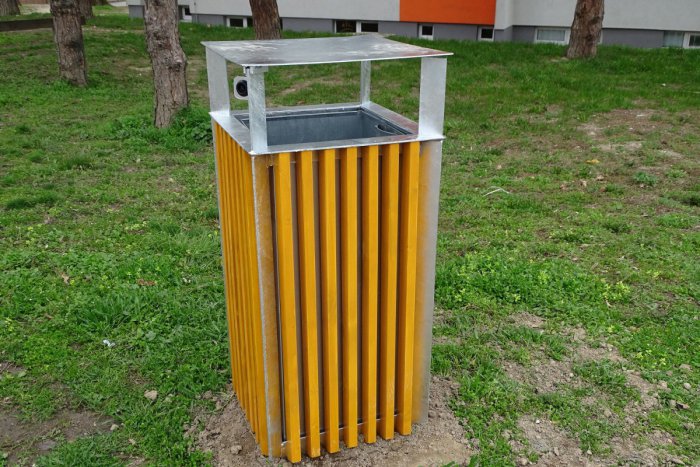 Ilustračný obrázok k článku Staré betónové koše v uliciach Karlovej Vsi nahradia moderné a estetické