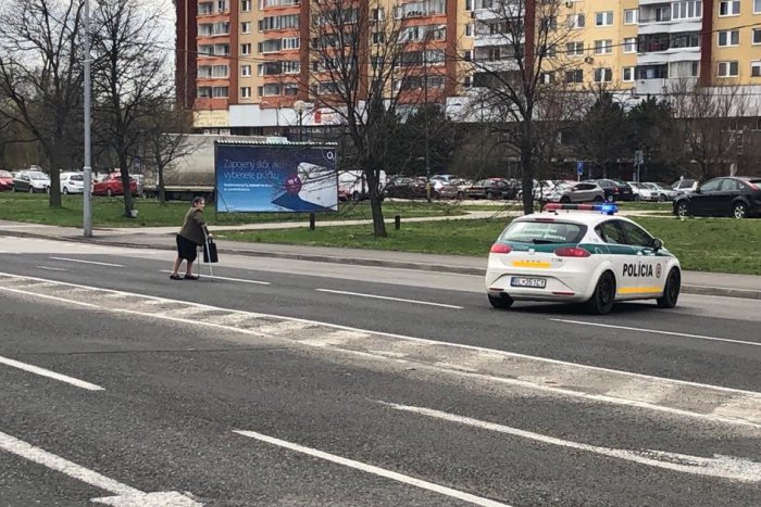 Ilustračný obrázok k článku Pekné gesto policajtov: Zablokovali cestu, aby pomohli nevládnej starenke