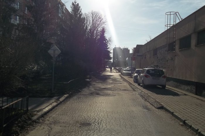 Ilustračný obrázok k článku Mesto chcelo začať s opravou Hornej: Škrt urobili dvaja občania