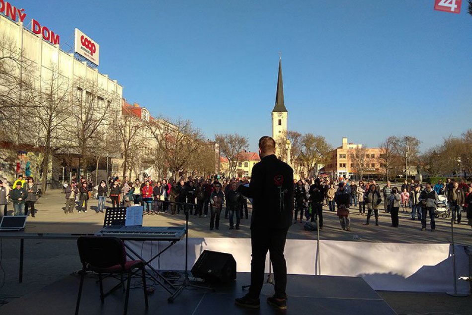Ilustračný obrázok k článku Protest Za slušné Slovensko pokračoval aj v Nových Zámkoch: Tiekli aj slzy, FOTO