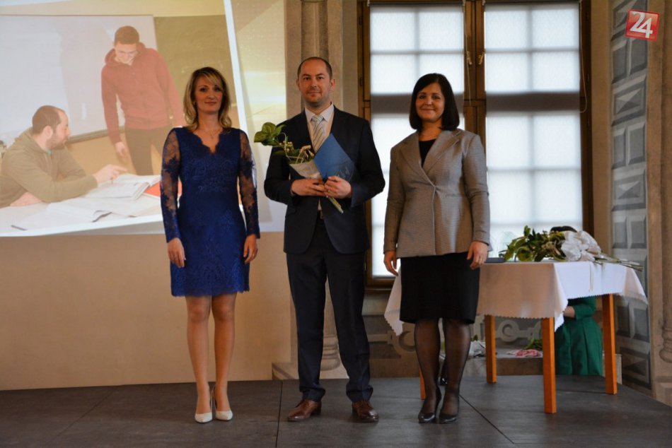 Ilustračný obrázok k článku Majú byť na čo hrdí: Šiesti učitelia z nášho okresu si prevzali významné ocenenie