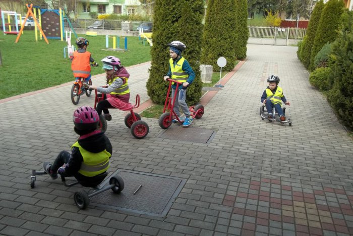 Ilustračný obrázok k článku Šalianske Májovky štartujú bicyklíky: Navštívili ich mestskí policajti, FOTO