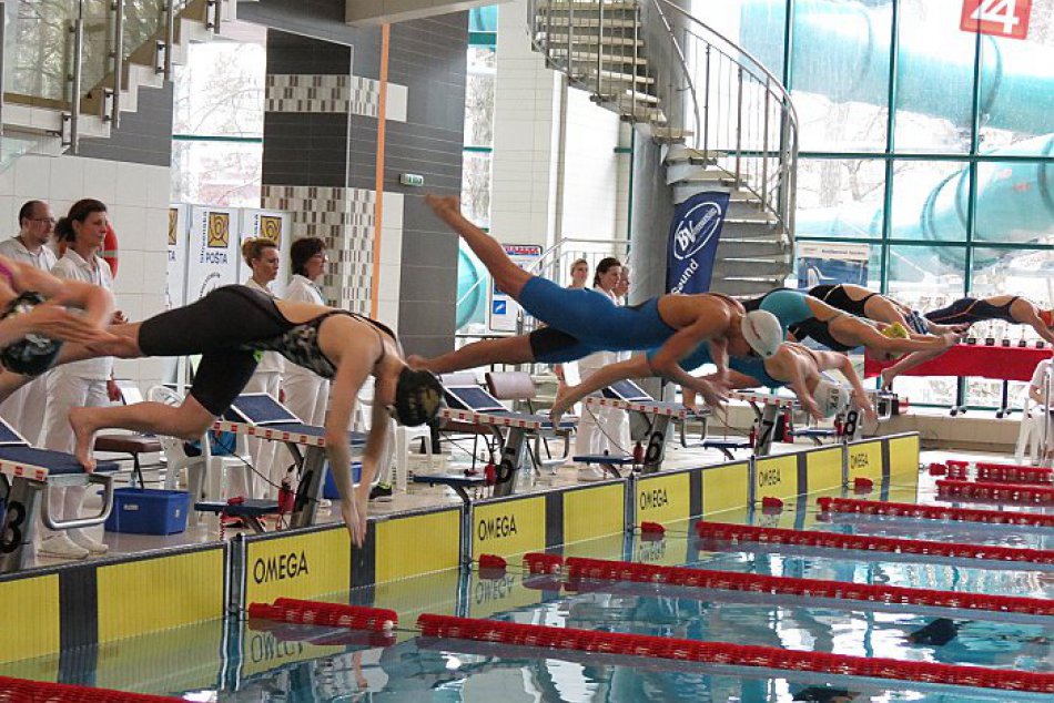 Ilustračný obrázok k článku FOTO: Parádne plavecké divadlo na Štiavničkách. Bystrica zažila 5 nových rekordov