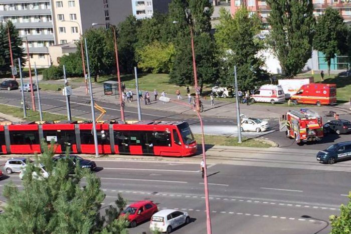 Ilustračný obrázok k článku Električka zrazila v Dúbravke 76-ročného chodca. Starček skončil v nemocnici
