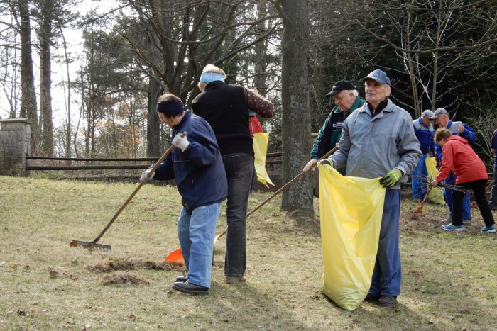 Ilustračný obrázok k článku V Mikuláši sa začalo čistenie mesta: Dobrovoľníci zbierali odpadky na Háj-Nicovô