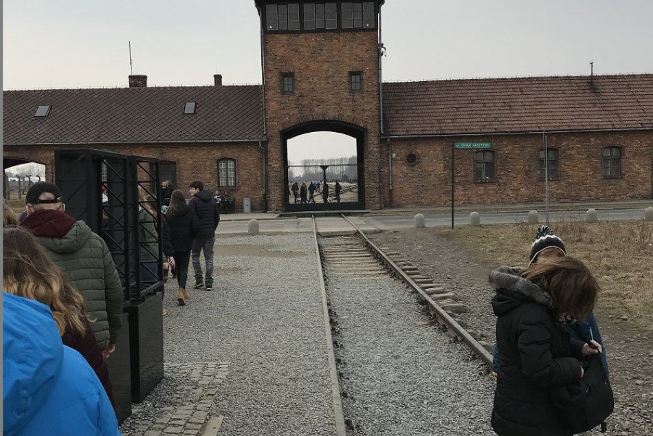 Ilustračný obrázok k článku Experimentálny projekt pre bystrických školákov. O histórii sa učia aj v Osvienčime