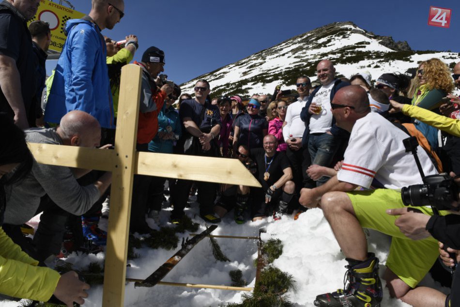 Ilustračný obrázok k článku Lyža pochovaná, krčmár skapal. Tatranci ukončili sezónu v slnečnom počasí