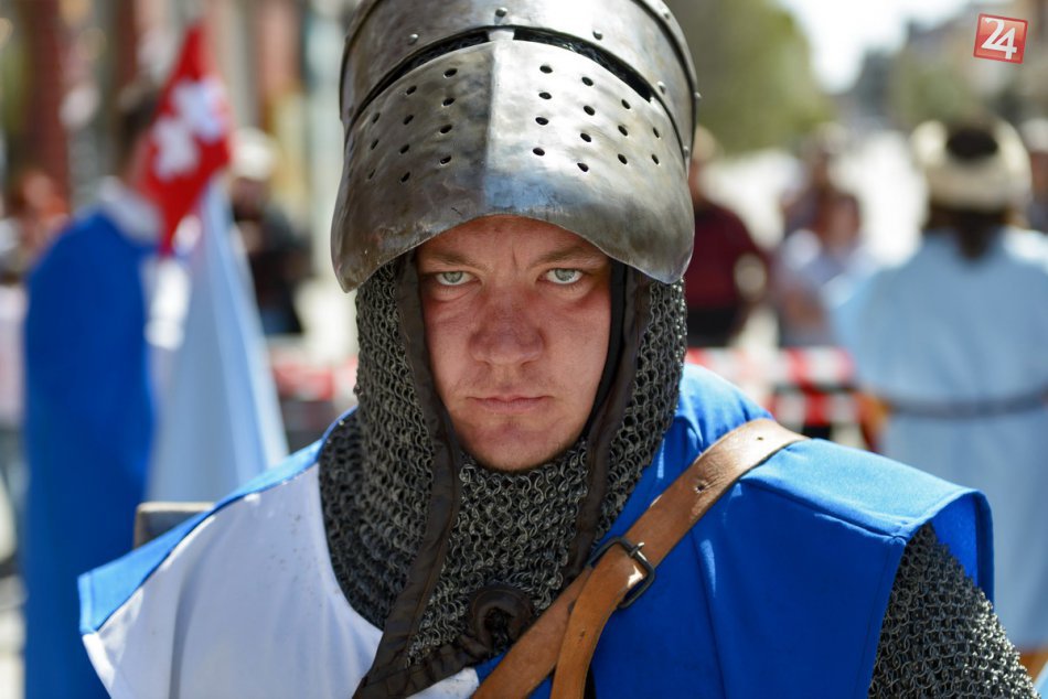 Ilustračný obrázok k článku FOTO: Na pešej zóne v Nitre sa hral živý šachový zápas v historickom šate