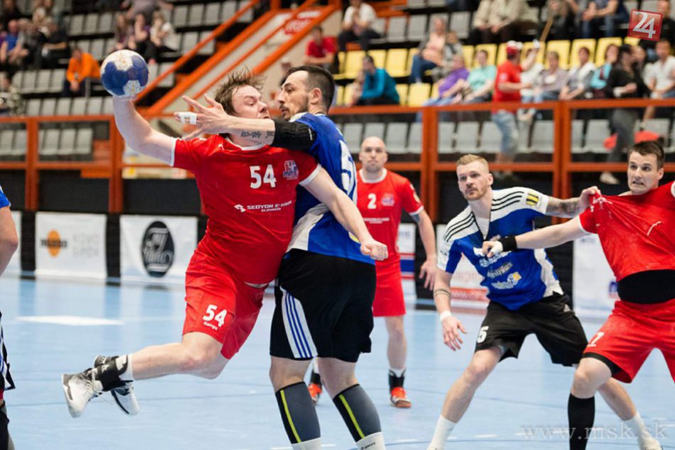 Ilustračný obrázok k článku Považskobystrická kabína je dotknutá: Pre trénera súpera sú to primitívi! FOTO