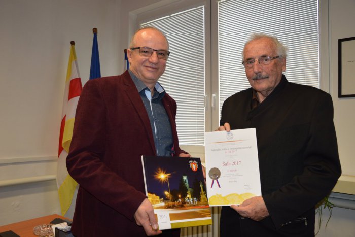 Ilustračný obrázok k článku Kniha Šaľa 2017 získala ocenenie: Cenu prevzal Július Morávek