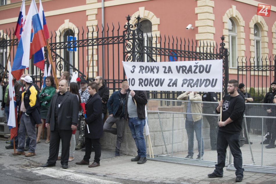 Ilustračný obrázok k článku FOTO: Pred súdom v Bystrici bolo rušno. Poslanec NR SR Milan M. spoznal trest