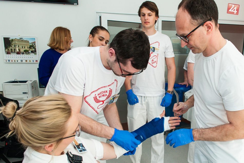 Ilustračný obrázok k článku Do boja proti koronavírusu nasadia aj medikov. Tým sa to bude rátať do praxe