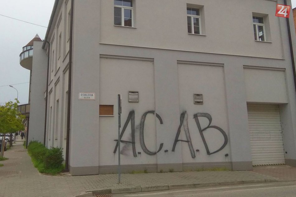 Ilustračný obrázok k článku Pod lampou býva najväčšia tma: Na budovu MsP v Nitre niekto nasprejoval hanlivý nápis A.C.A.B.