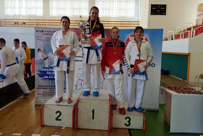 Nina na stupienku víťazov.