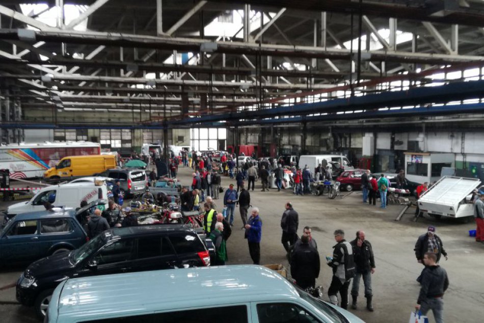 Ilustračný obrázok k článku FOTO: V Bystrici sa bolo na čo pozerať. Moto nadšenci obdivovali veterány aj modely áut