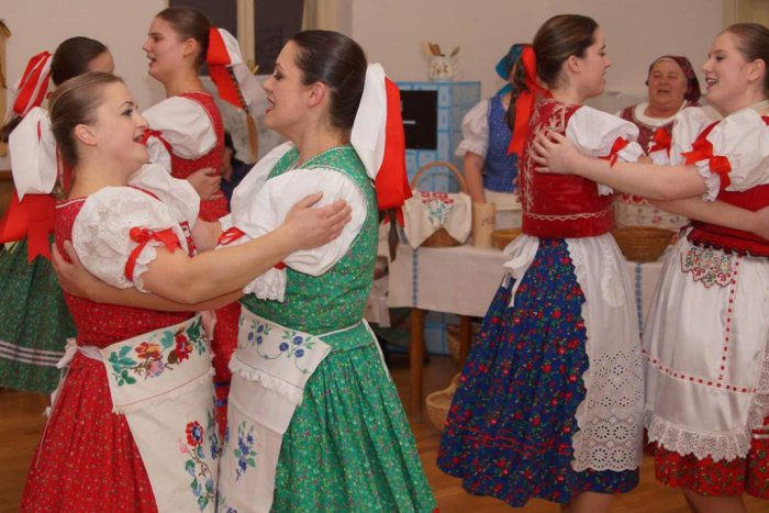 Ilustračný obrázok k článku Jarný folklórny večer v GOS-ke: Program si pripravili Genšenky z Honiec