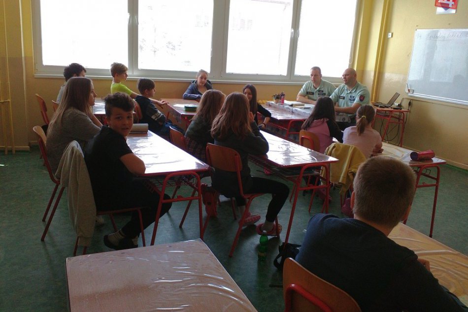 Ilustračný obrázok k článku FOTO: Policajti na revúckej základke. Prečo prišli medzi malých školákov?